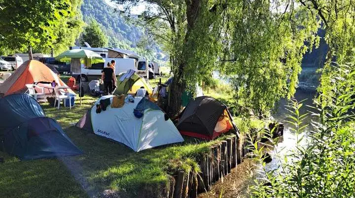 Malerischer Zeltplatz direkt am Wasser | © DAV Karlsruhe